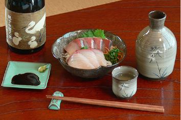 刺し身を持った皿の写真
