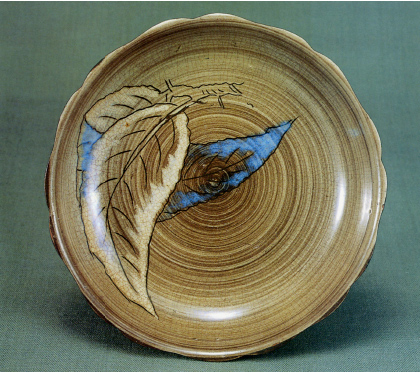 現川輪花型木葉絵皿の写真
